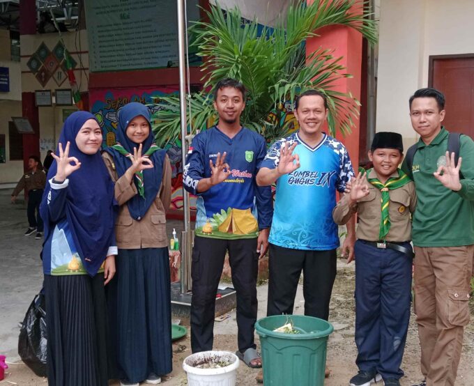 SD Muhammadiyah 2 Tarakan dan SD Negeri 030 Tarakan Kolaborasi dalam Kegiatan Pengimbasan Pembuatan Pupuk Kompos untuk Program Adiwiyata Kota