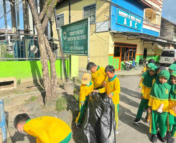 SD Muhammadiyah 2 Tarakan Gelar Kerja Bakti untuk Wujudkan Gerakan Peduli dan Berbudaya Lingkungan Hidup di Sekolah PBLHS
