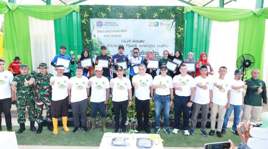 Penyerahana Piagam Adiwiyata Tingkat Kota Bersama Walikota Tarakan