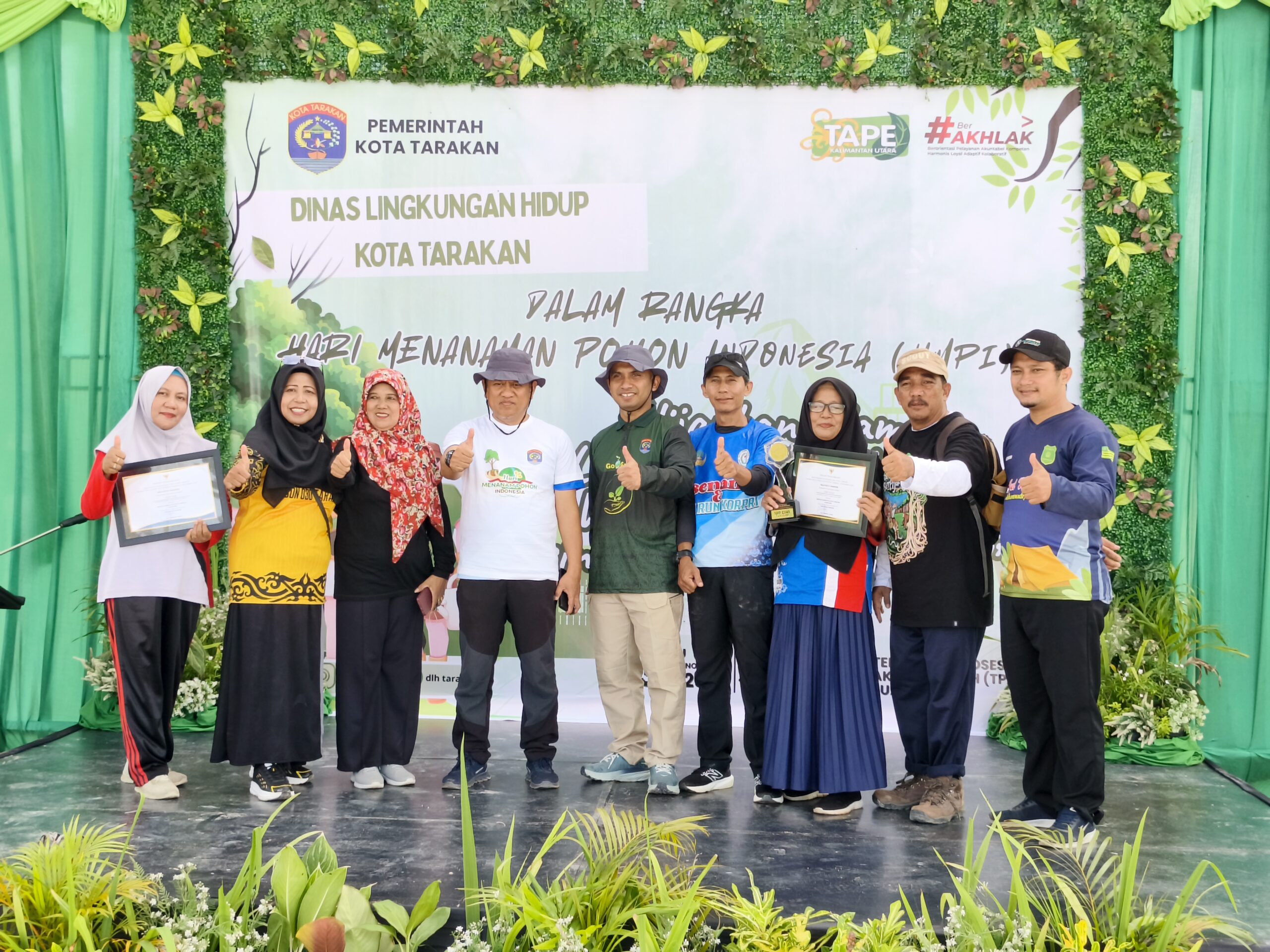 Foto Bersama Kepala Dinas Pendidikan Kota Tarakan (Tamrin Toha, M.Pd)